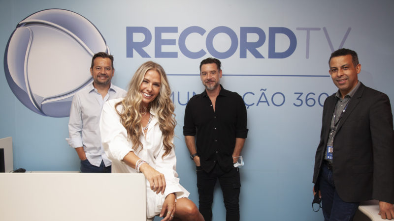 Adriane Galisteu assina oficialmente com a Record TV