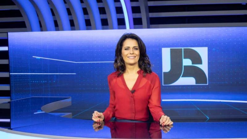 Adriana Araújo deixa a Record TV após 15 anos