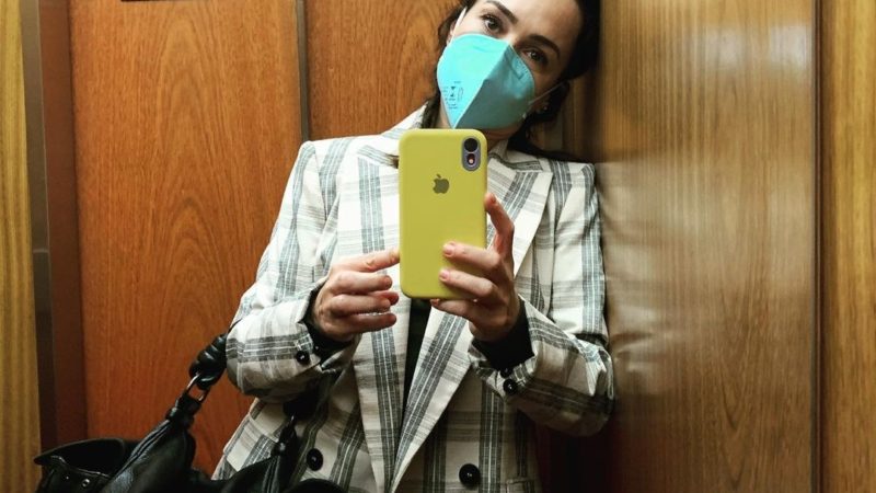 Com look despojado, atriz Gabriela Duarte exibe capa amarela de celular