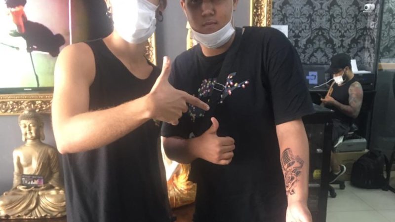 Mc Bruninho Fox lança primeira tatuagem com o tatuador Aislan Douglas