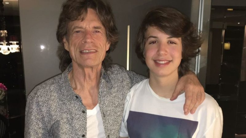 Na Inglaterra, Mick Jagger recebe visita do filho Lucas no Dia dos Pais
