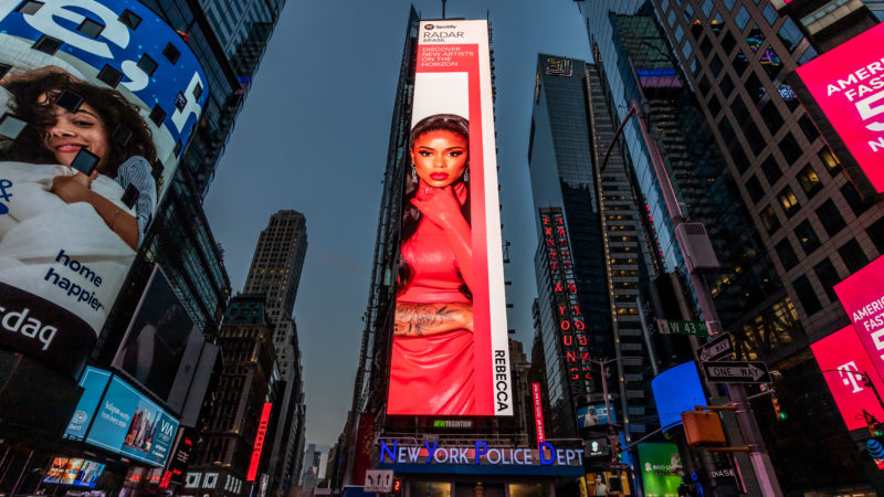 Internacional! Rebecca estampa Times Square e marca três anos de carreira