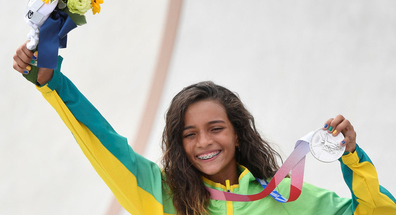 JOGOS OLÍMPICOS: Aos treze anos, Rayssa Leal é medalha de prata em Tóquio