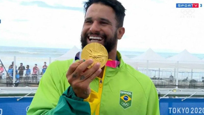 JOGOS OLÍMPICOS: Ítalo Ferreira consegue medalha de ouro no surfe em Tóquio