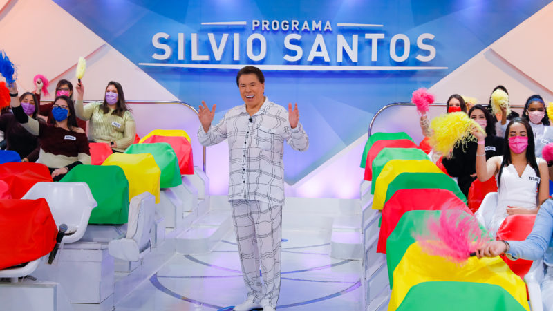 Silvio Santos veste pijama no ‘Programa Silvio Santos’ de Dia dos Pais