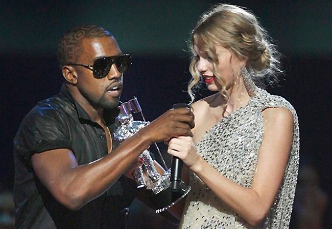 Kanye retira microfone das mãos de Taylor