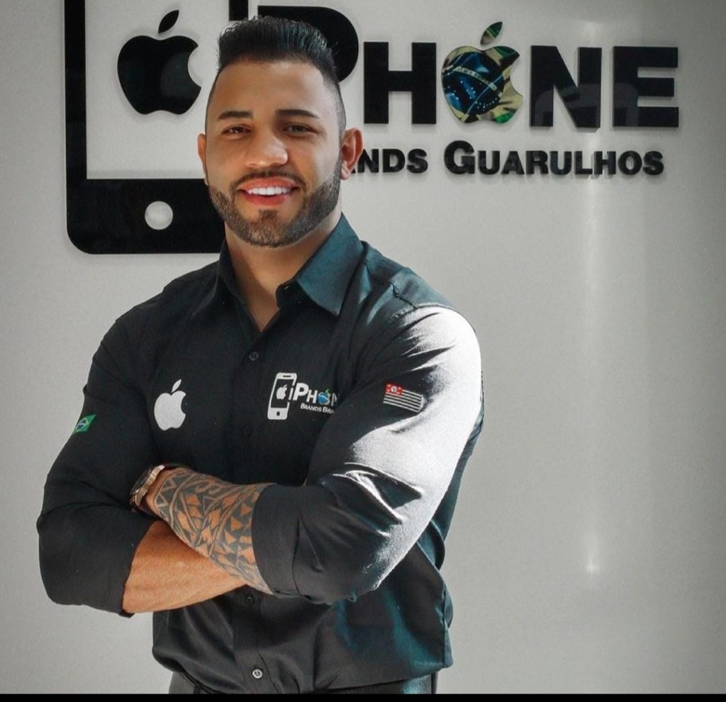 Sósia de Gusttavo Lima, Paulo da iPhone Brands viraliza vendendo celular na internet