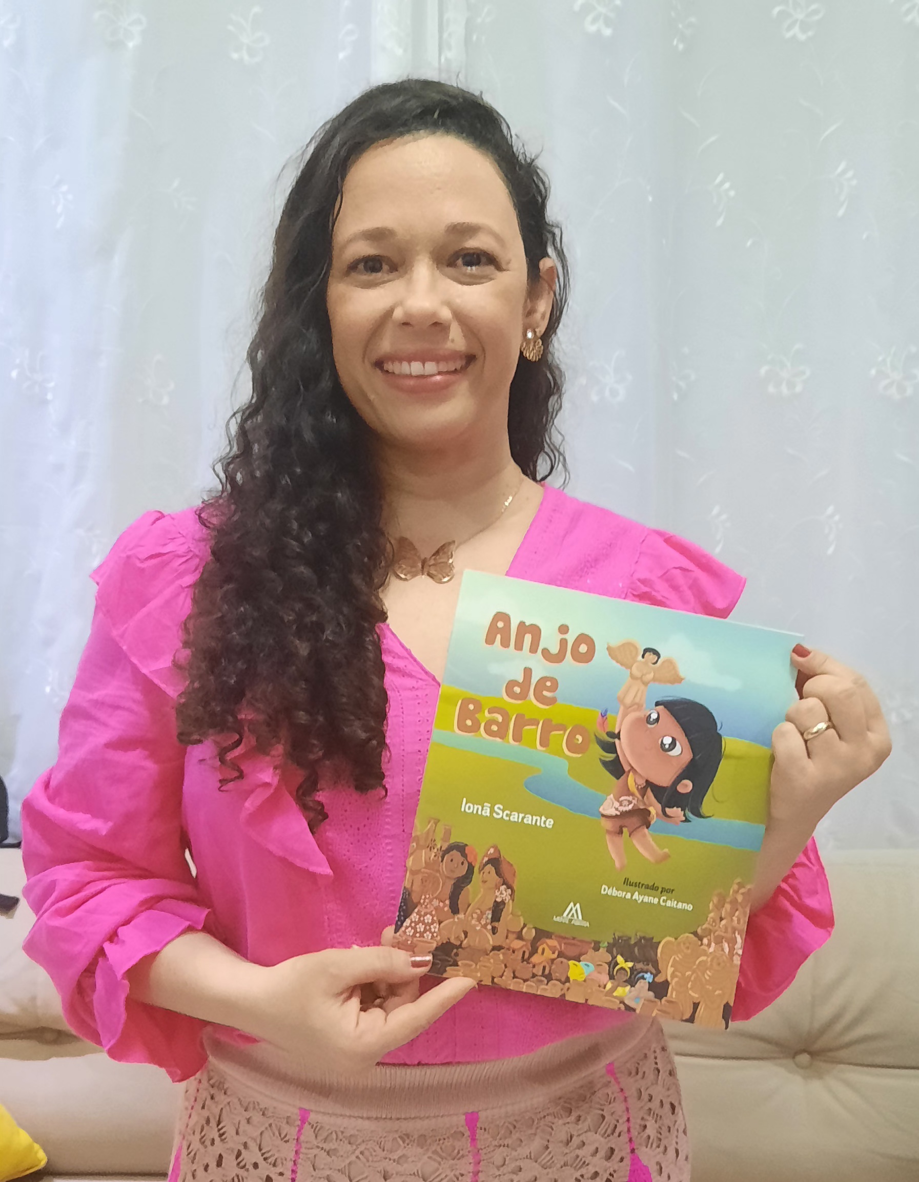 Professora baiana Ionã Scarente lança o livro "Anjo de Barro" (Foto: Divulgação)