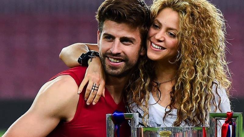 Shakira confirma, por meio de comunicado, que está se separando do craque Piqué