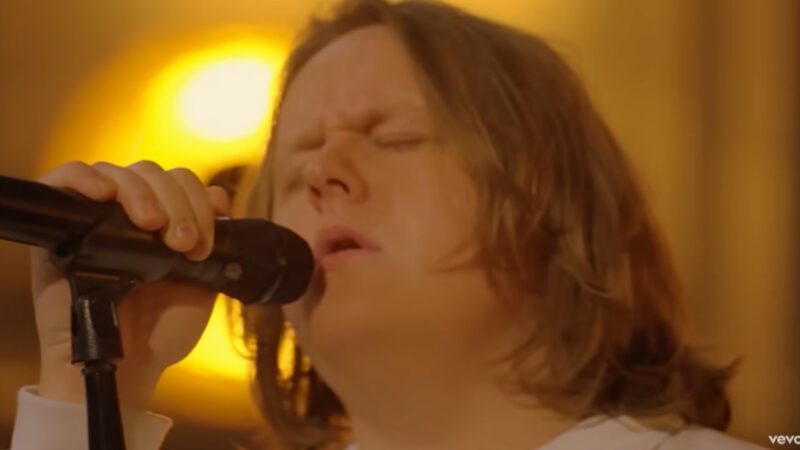 Lewis Capaldi canta “Everytime”, hit de Britney Spears