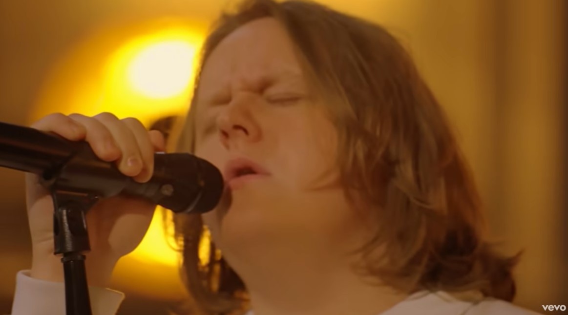 Lewis Capaldi canta "Everytime", hit de Britney Spears