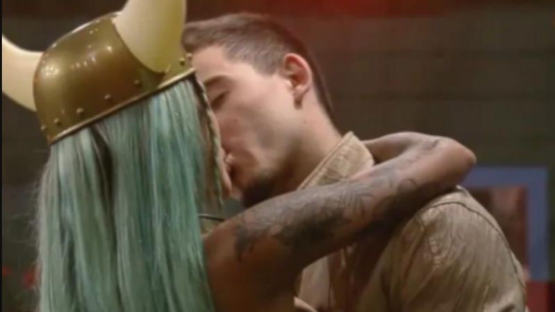 Namorada de Thomaz Costa toma atitude após ator beijar Tati Zaqui em A Fazenda 14