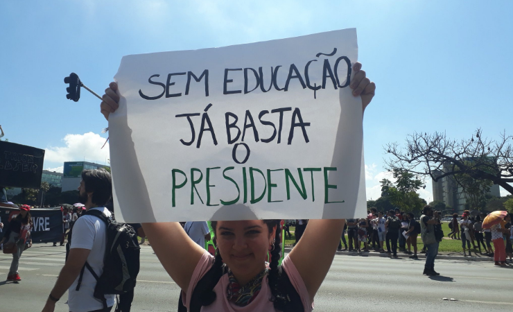 Bolsonaro bloqueia mais R$ 1 bilhão do MEC e pode paralisar universidades