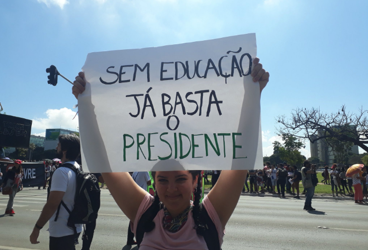 Bolsonaro bloqueia mais R$ 1 bilhão do MEC e pode paralisar universidades