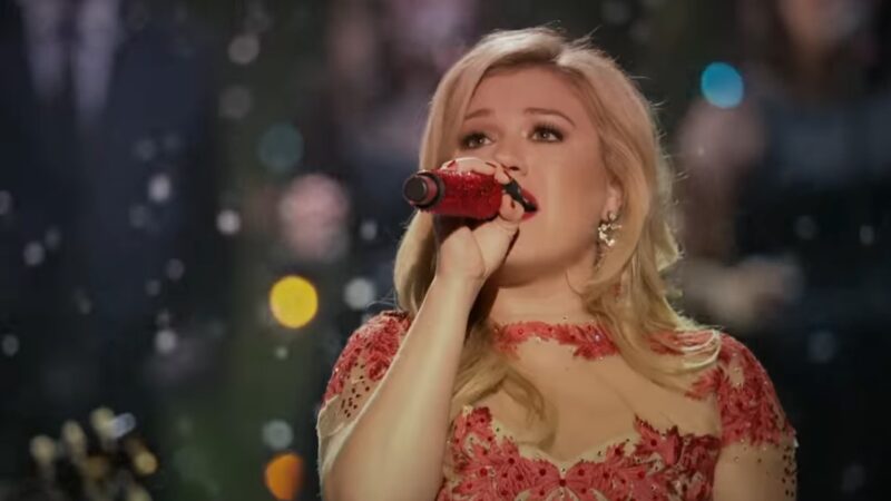 Kelly Clarkson se aproxima de 50 milhões de reproduções com hit de Natal