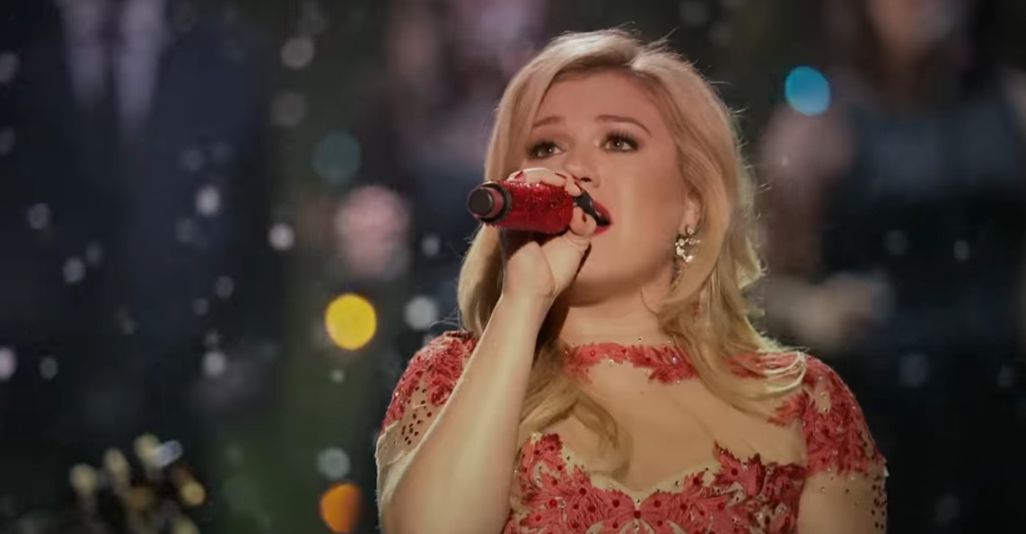 Kelly Clarkson se aproxima de 50 milhões de reproduções com hit de