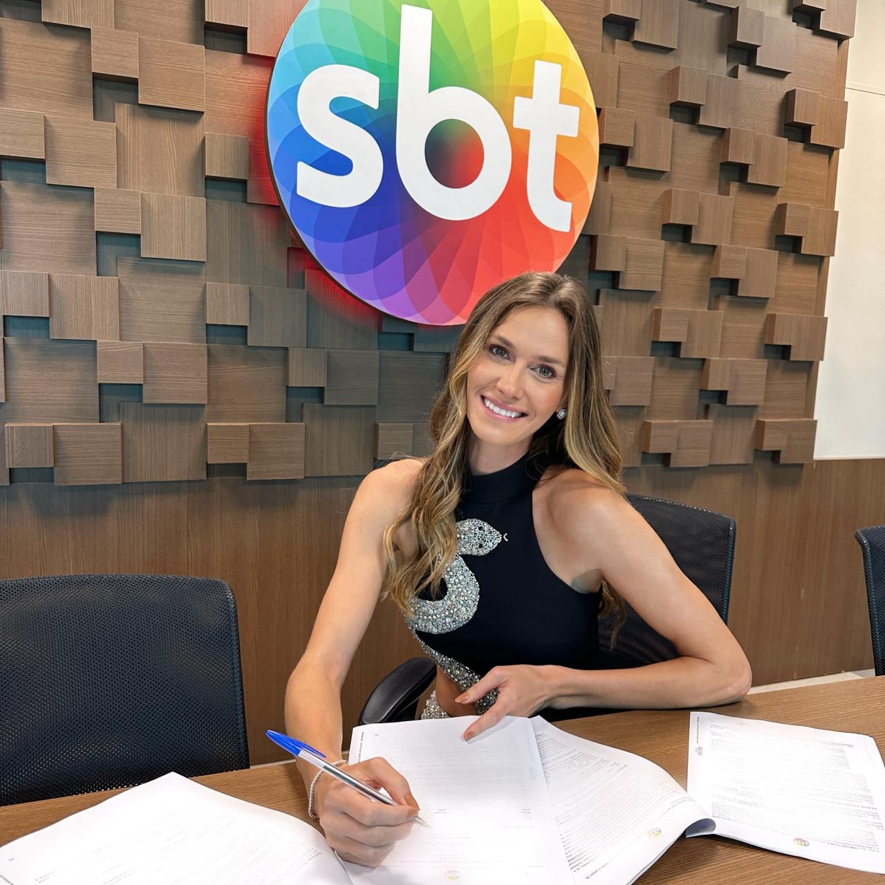Renata Kuerten renova contrato com o SBT e segue à frente do 'Esquadrão da Moda'