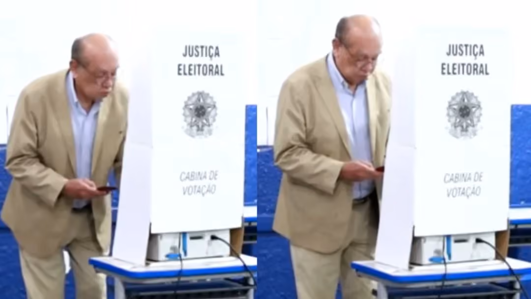 Gilmar Mendes aparece com objeto semelhante a celular durante votação