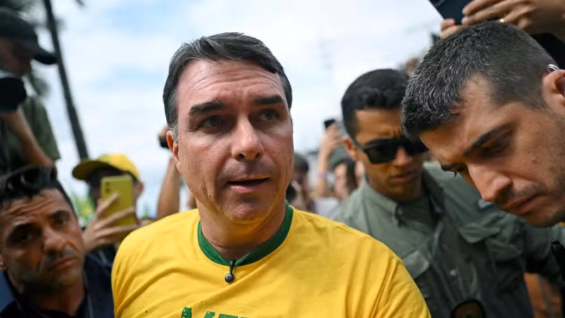 Flávio Bolsonaro diz que foi intimado pela PF a entregar passaportes por decisão do STF