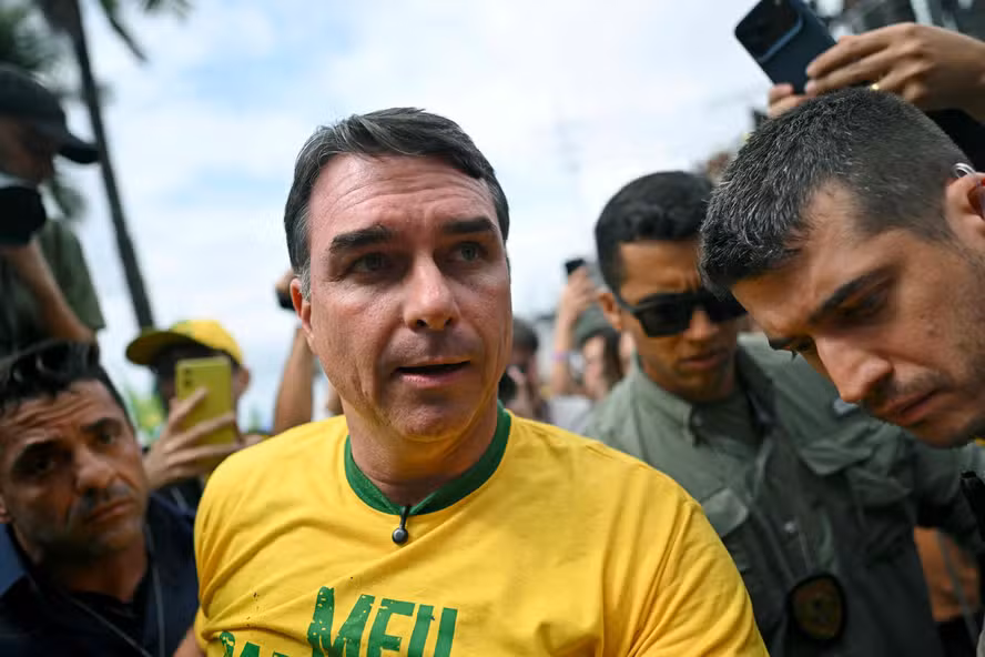 Flávio Bolsonaro diz que foi intimado pela PF a entregar passaportes por decisão do STF